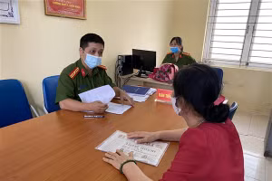 Cán bộ Công an phường Liễu Giai hướng dẫn người dân đăng ký thường trú theo quy định của Luật Cư trú năm 2020. 