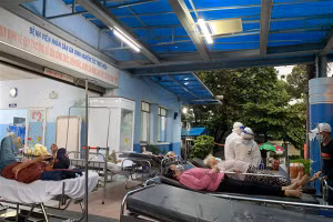 Các bệnh nhân bệnh thông thường đang được Bệnh viện Nhân dân Gia Định tiếp nhận, sơ cấp cứu.