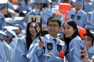 Sinh viên Trung Quốc làm lễ tốt nghiệp tại Mỹ.