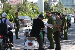 Lực lượng tổ liên ngành kiểm tra giấy đi đường của người dân.