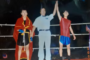 Thực thi công tác trọng tài trên sân đấu.