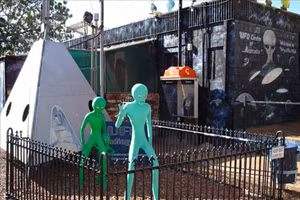 Ngôi nhà trang trí những hình ảnh liên quan đến người ngoài hành tinh.