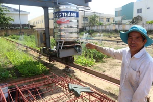 Ông Toàn bên chiếc máy “6 trong 1” của mình. 