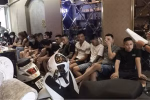 Quán karaoke 298C Văn Cao (quận Hải An, Hải Phòng) hoạt động giữa dịch Covid-19, bất chấp lệnh cấm.