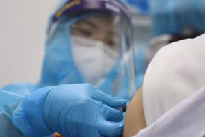 Tỷ lệ người bị phản ứng sau khi tiêm vaccine phòng Covid-19 trên thế giới rất thấp.