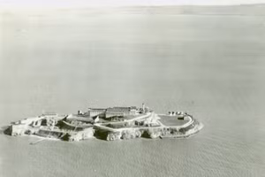 Nhà tù Alcatraz nhìn từ trên không.