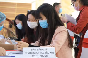 Tình nguyện viên được sàng lọc trước khi tiêm thử nghiệm.