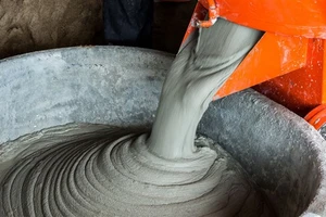 Bé trai 7 tuổi bỏng vì… vữa xi măng