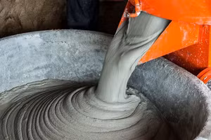 Bé trai 7 tuổi bỏng vì… vữa xi măng