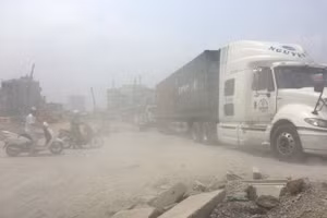Hoạt động giao thông và xây dựng khiến lượng bụi mịn phát tán vào không khí.