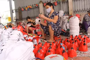 Nghề làm mặt nạ giấy bồi tại làng ông Hảo (Hưng Yên). Ảnh: IT.