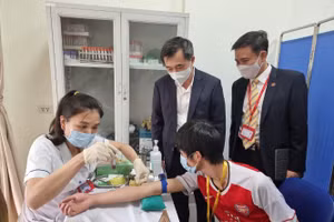 Thứ trưởng Bộ Y tế Trần Văn Thuấn tại buổi thử nghiệm.