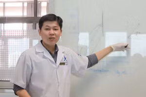 TS Nguyễn Hoàng Chinh giới thiệu tính năng của khẩu trang tự phân hủy.