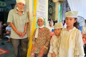 Ánh mắt ngây thơ của những đứa trẻ giờ chỉ còn biết bấu víu vào ông bà thường xuyên đau ốm.