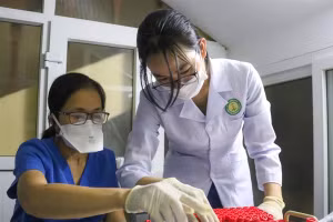 Cán bộ CDC Quảng Bình kiểm tra các mẫu bệnh phẩm trước khi đưa vào phòng xét nghiệm.