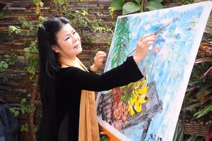 Họa sĩ Văn Dương Thành bên giá vẽ. Ảnh: Trần Chính Nghĩa