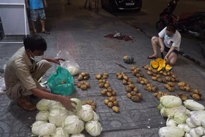 Hàng hóa sau khi tiếp nhận sẽ được các thành viên tổ Covid cộng đồng phân chia ra gói nhỏ để đem đến từng hộ gia đình.