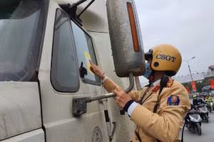 Lực lượng CSGT tuyên truyền, dán phạt nguội lái xe vi phạm dừng đỗ.