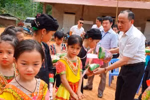Ông Phạm Tuấn Anh trao quà cho HS Trường Tiểu học thôn Nà Pầu.