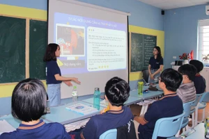 Lớp học CyberSchool do các bạn tình nguyện viên của CyberKid Vietnam tổ chức.