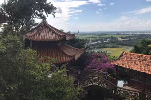 Quang cảnh Chùa Hang rất yên bình, thanh khiết.