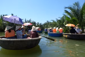 Du khách tham quan rừng dừa 7 mẫu ở Hội An (tỉnh Quảng Nam). Ảnh tư liệu