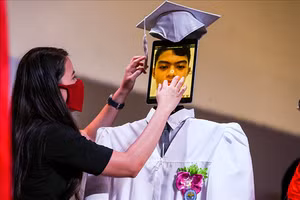 Robot thay học sinh Trường Trung học Cayetano Memorial, Philippines, nhận bằng tốt nghiệp năm 2020.