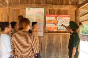 Bộ đội biên phòng hướng dẫn nhân dân bản Ca Hâu, xã Na Ư (huyện Điện Biên) thực hiện các bước khử khuẩn, phòng chống dịch Covid-19.