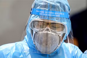 Dùng tia UV khử khuẩn khẩu trang để tái sử dụng.