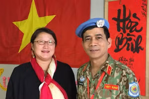 Thiếu tướng Hoàng Kim Phụng (phải).