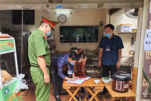 Công an phường Phúc Xá (Ba Đình) tuyên truyền nhắc nhở chủ cơ sở kinh doanh thực hiện nghiêm Công điện số 11.