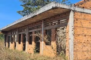 Nhà điều hành hoang tàn.