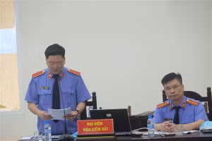 Đại diện Viện kiểm sát phát biểu tại tòa.