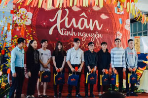 Lãnh đạo VLU trao quà cho SV về quê ăn Tết.