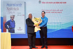 Đồng chí Phạm Thế Duyệt tặng sách cho Chủ tịch Tổng Liên đoàn Lao động Việt Nam Nguyễn Đình Khang.