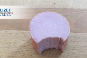 Phá vụ trộm 9 năm nhờ miếng xúc xích