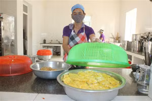 Trường Tiểu học Nam Hà (TP Hà Tĩnh) chủ động thay đổi thực đơn, không đưa thịt bò, thịt lợn vào bữa ăn.