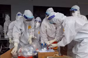 Công tác test nhanh được triển khai vào sáng 26/5. Ảnh: Bộ Y tế cung cấp