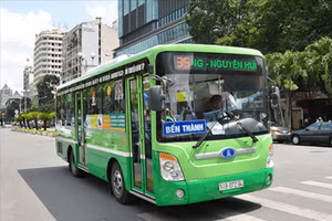 Một tuyến xe buýt có trợ giá đang đón khách tại trung tâm TPHCM.