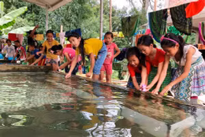 Các em học sinh được sử dụng nguồn nước sạch trong sinh hoạt.