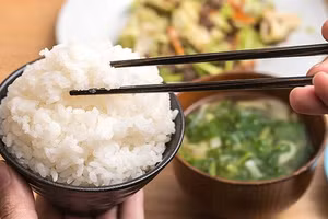 Cơm là lương thực quen thuộc trong mỗi mâm cơm của người Việt.