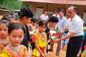 Ông Phạm Tuấn Anh trao quà cho HS Trường Tiểu học thôn Nà Pầu.