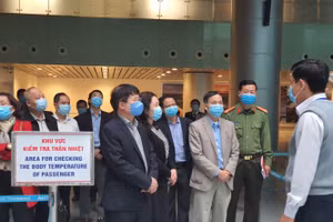 Đoàn công tác của Bộ Y tế kiểm tra công tác phòng chống, dịch Covid-19 tại sân bay quốc tế Đà Nẵng. Ảnh: Tuấn Dũng