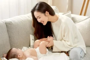 Choi Ji Woo: Từ nữ thần Hallyu trở thành "bà mẹ bỉm sữa" chính hiệu