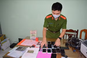 Công an Hưng Yên thu giữ tang vật trong vụ án đánh bạc, cho vay nặng lãi.