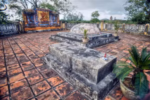 Mộ Võ Tánh và Ngô Tùng Châu tại thành Hoàng Đế (TX An Nhơn - Bình Định).