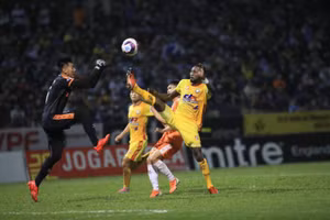 Samson bị phạt nặng sau cú đạp thẳng vào thủ môn Nguyễn Tuấn Mạnh. 