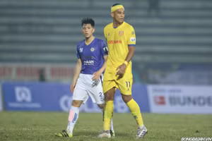 Đình Trọng chính thức tái xuất trong trận gặp Nam Định trên sân Thiên Trường.