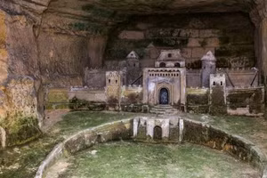 Công trình tạo tác đá trong Hầm mộ Paris.