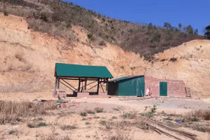 Nhà người dân ở khu tái định cư thôn Chung Năng nằm dưới quả đồi đã có dấu hiệu sạt lở.